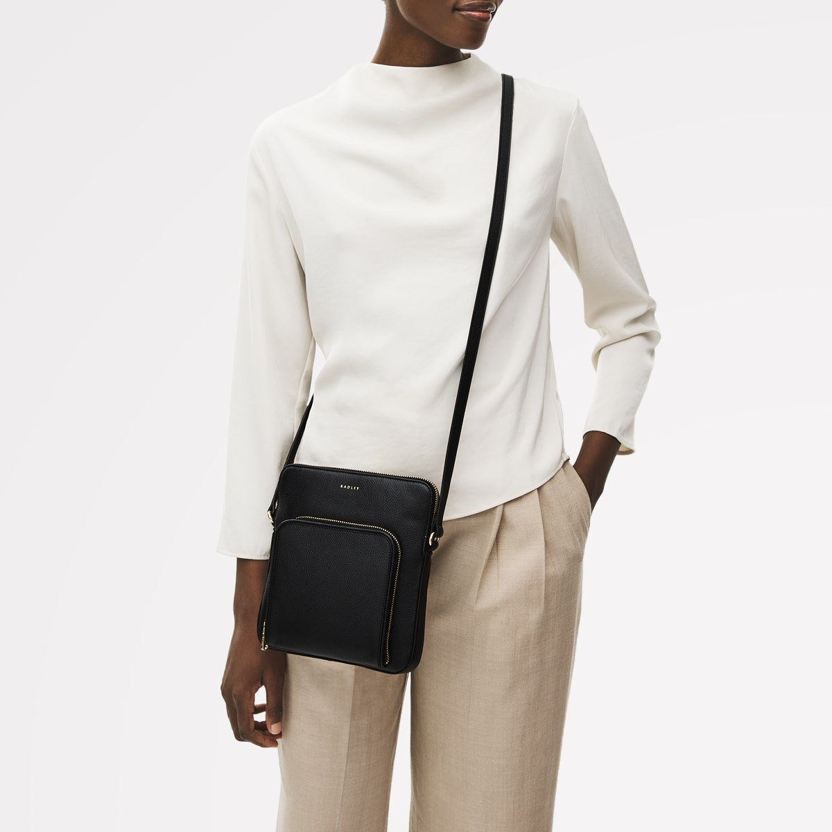 Redford Close Leather Medium Ziptop Cross Body Bag in Black - 111838