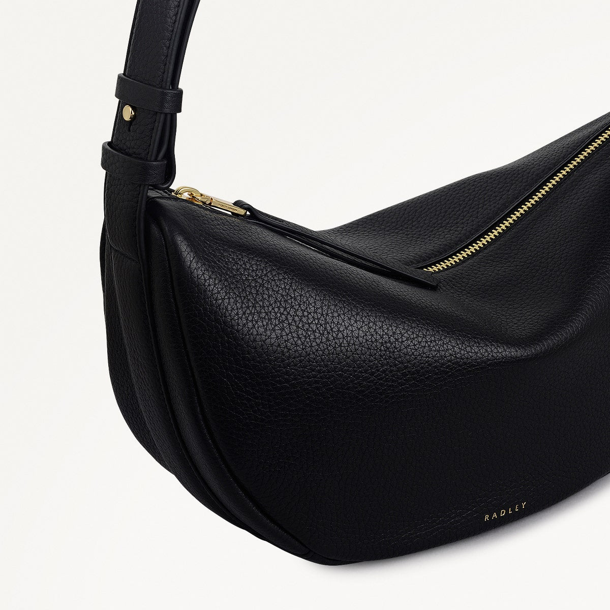 Dukes Place Leather Medium Ziptop Sling Bag in Black - 112135