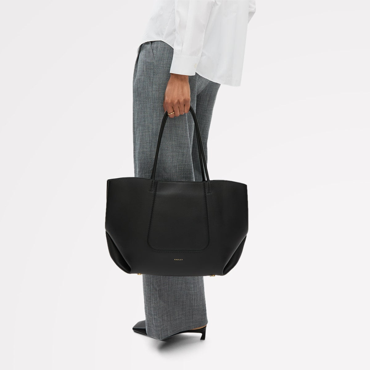 The Compton Medium Ziptop Shoulder Bag in Black - 112200