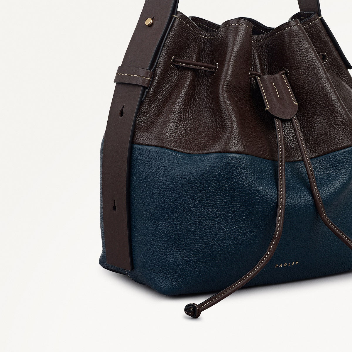 York Mews Leather Medium Drawstring Shoulder Bag in Dark Oak - 112362