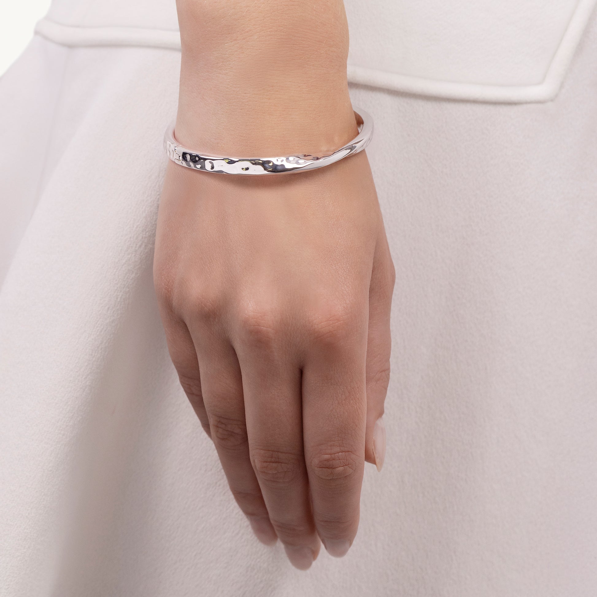 BEATON CLOSE HAMMER EFFECT BANGLE SILVER