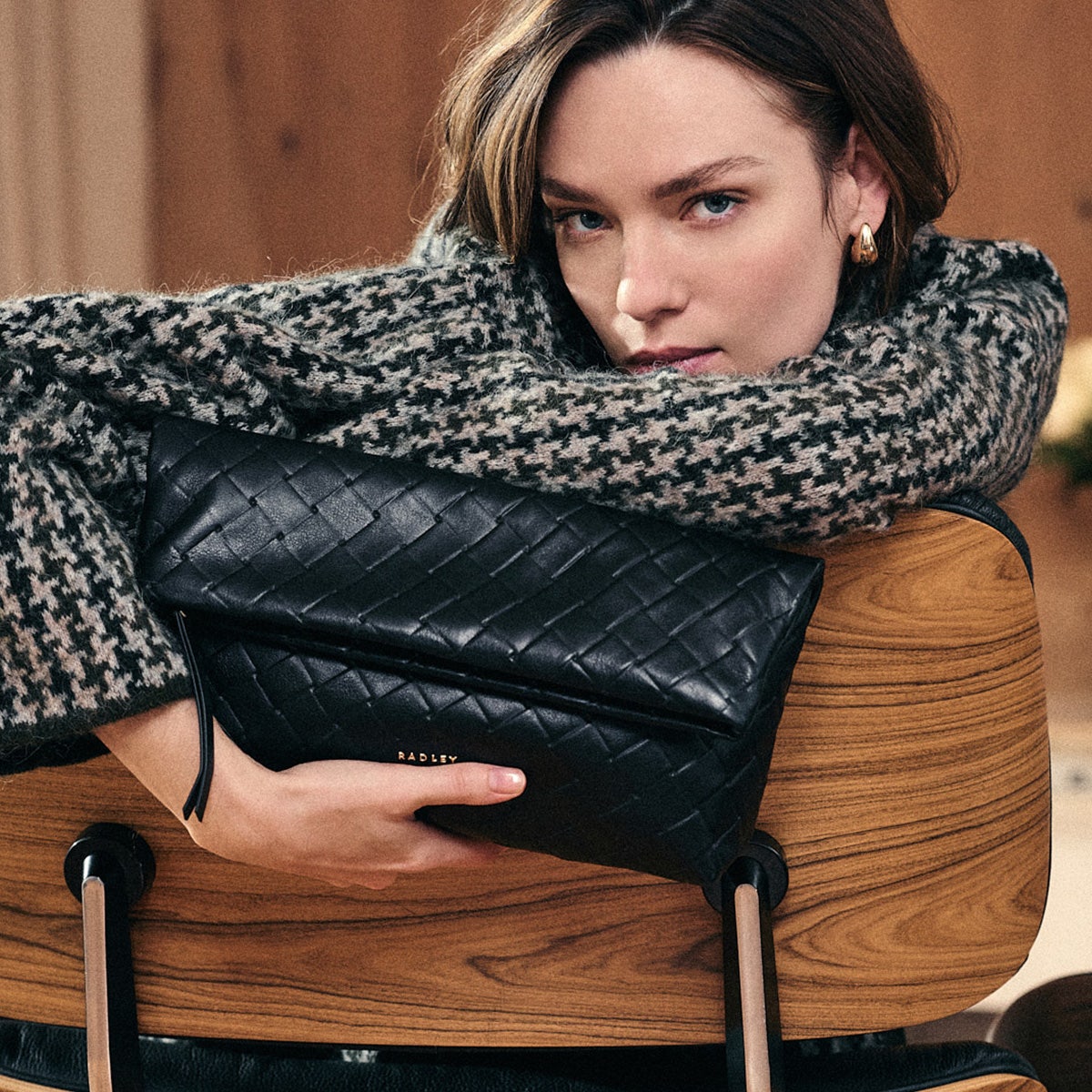 Weaver Lane Leather Medium Flapover Clutch Bag in Black - 110662