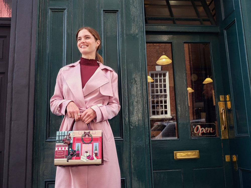 New Christmas Picture Bag: Window Shopping with our Scottie Mascot