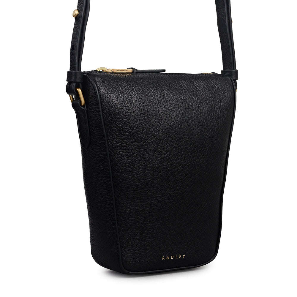 Oak Street Medium Phone Crossbody in Black - 110244