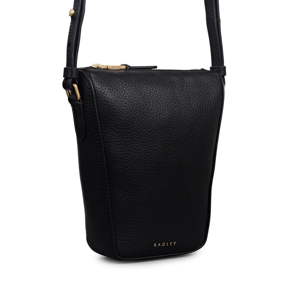 Oak Street Medium Phone Crossbody in Black - 110244