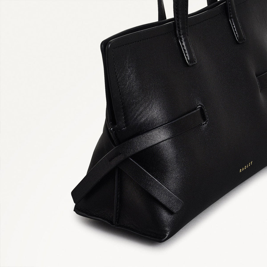 Fleet Street Leather Small Open Top Crossbody Bag in Black - 110306