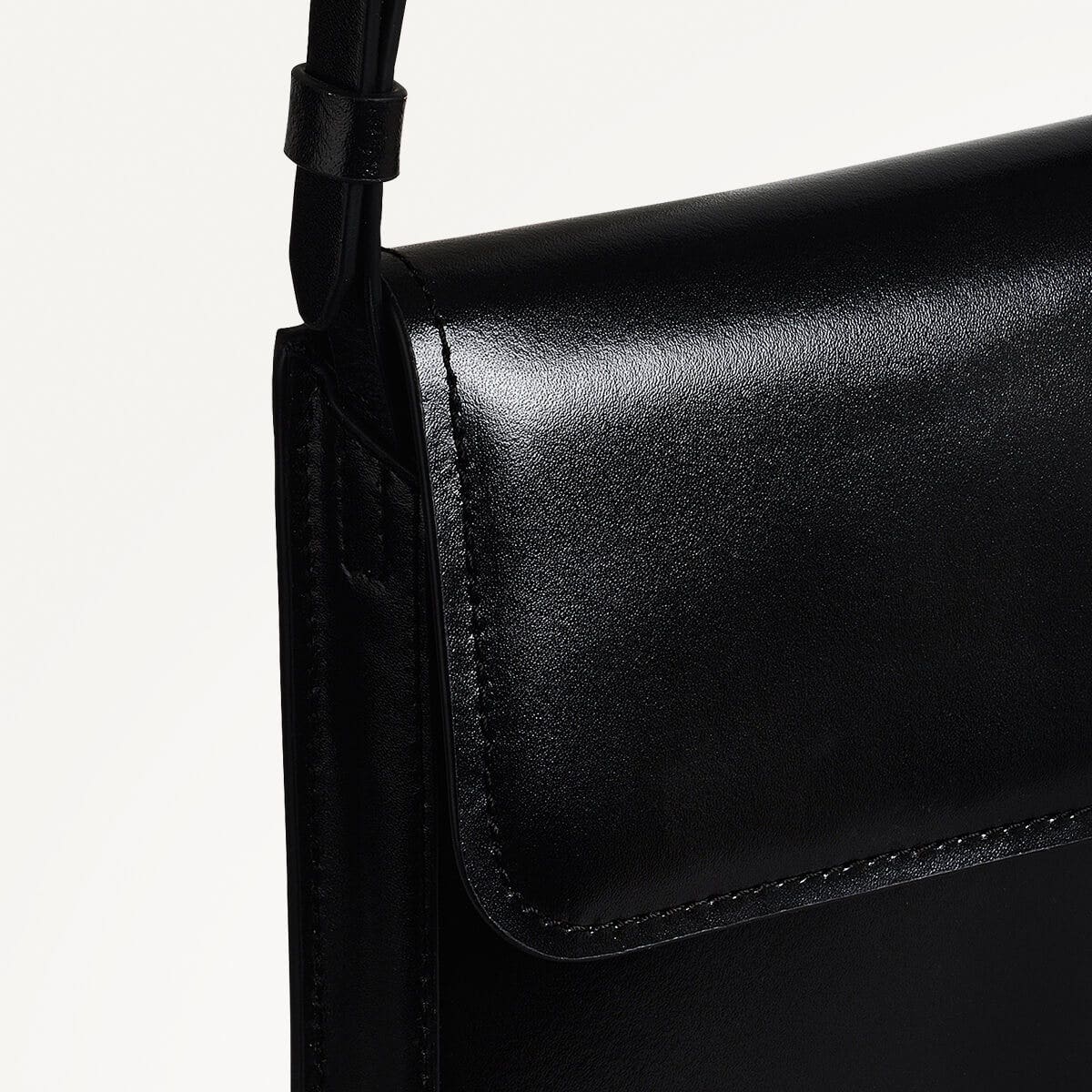 Mells Manor Leather Medium Phone Crossbody in Black - 110564
