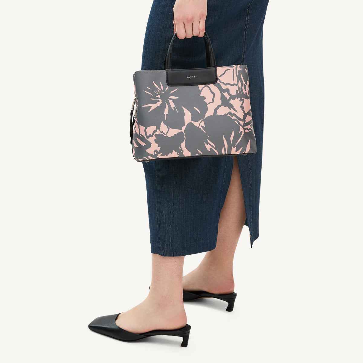 ggg  バック Responsible Ziptop Floral Grab Bag Black | Southwell Gardens SS25