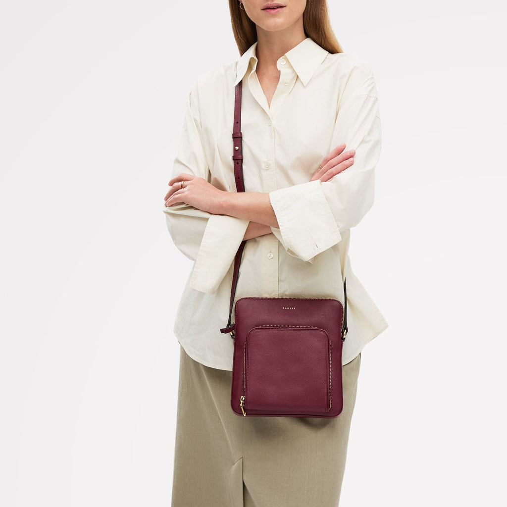Redford Close Leather Medium Ziptop Cross Body Bag in Merlot - 111901