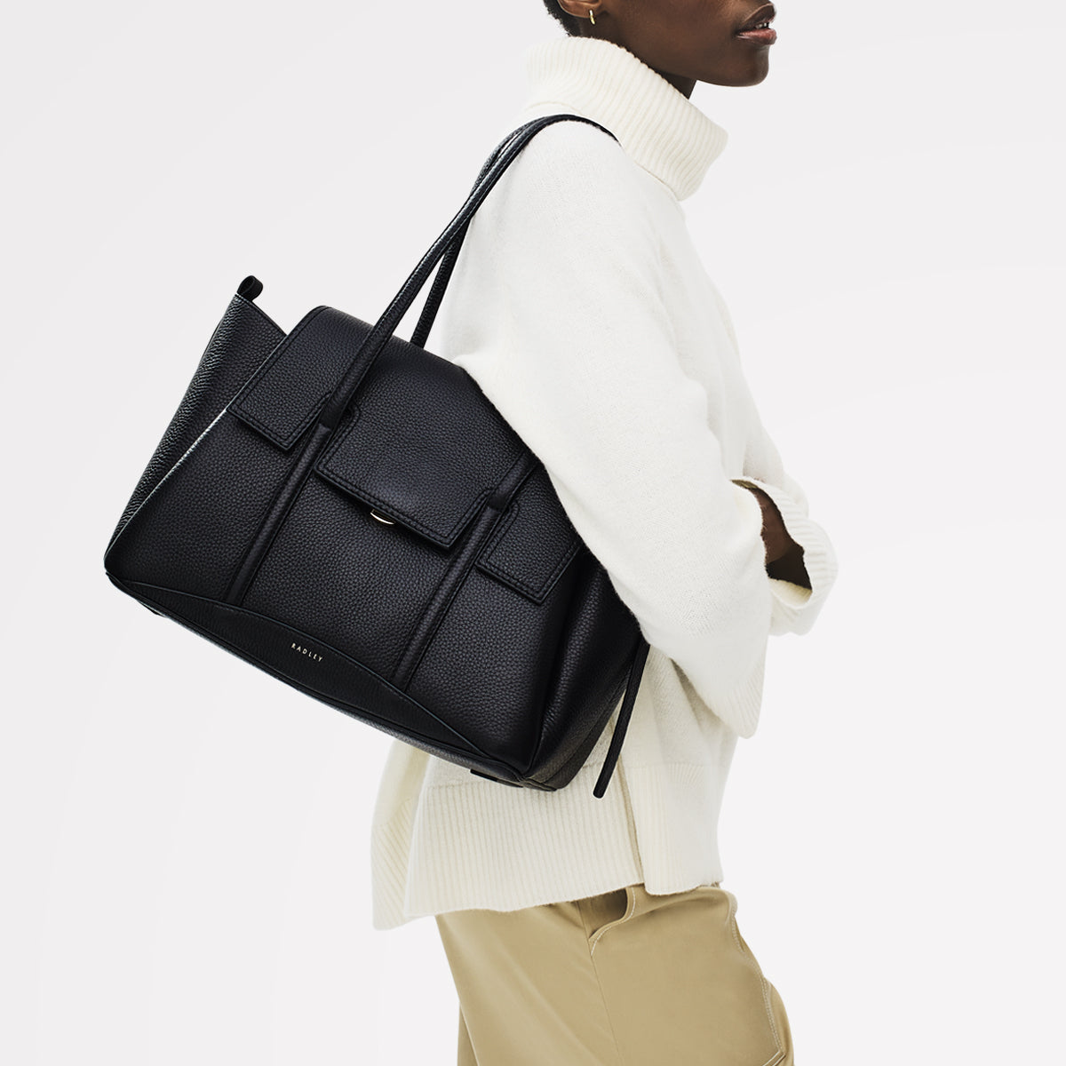 The Chancery Leather Medium Flapover Shoulder Bag in Black - 112164
