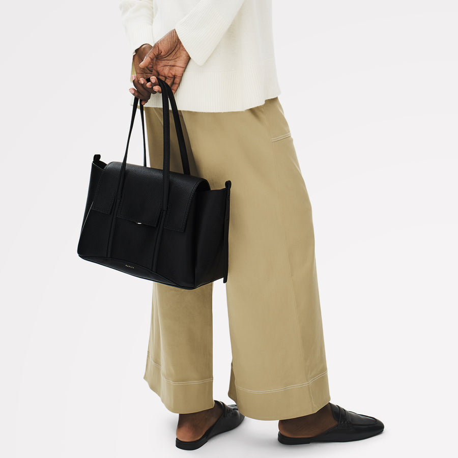 The Chancery Leather Medium Flapover Shoulder Bag in Black - 112164