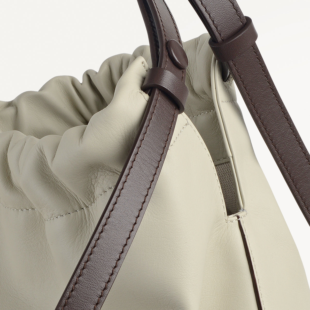 The Portobello Leather Large Drawstring Shoulder Bag in Snow - 112189