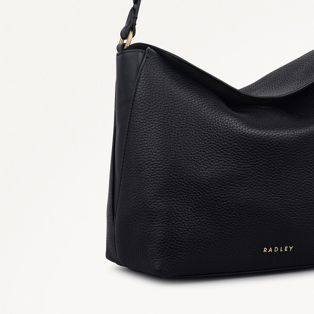 City Road Medium Flapover Grab in Black - 112411