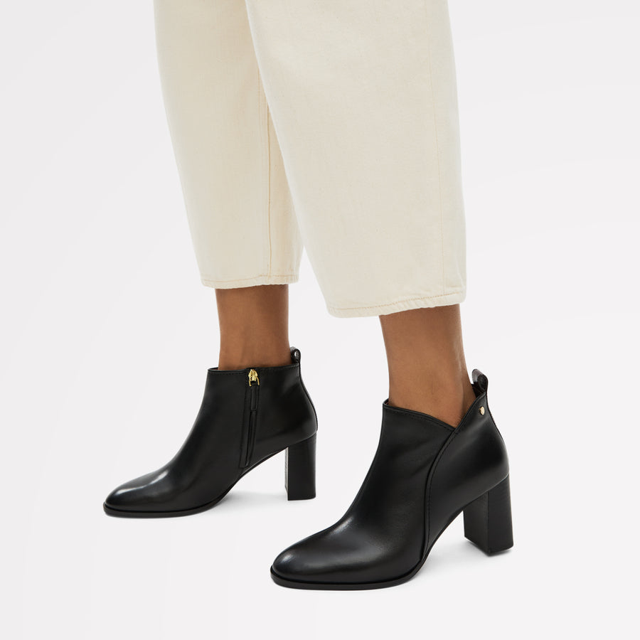 Tulip Walk Curve Bootie Black - 112540