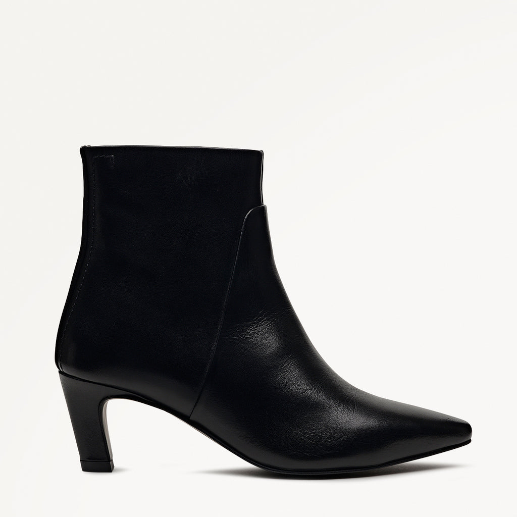 Montpellier Parade Clean Curve Heel Boot Black - 112551