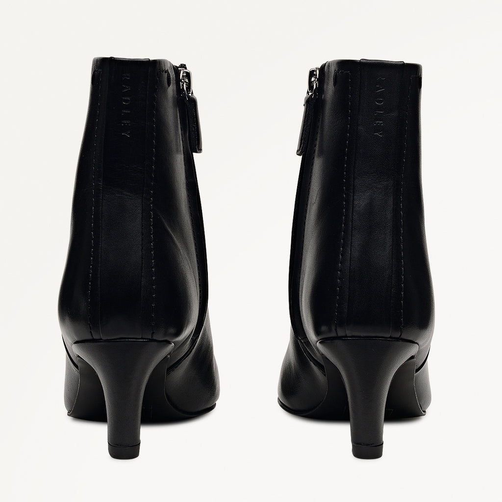 Montpellier Parade Clean Curve Heel Boot Black - 112551