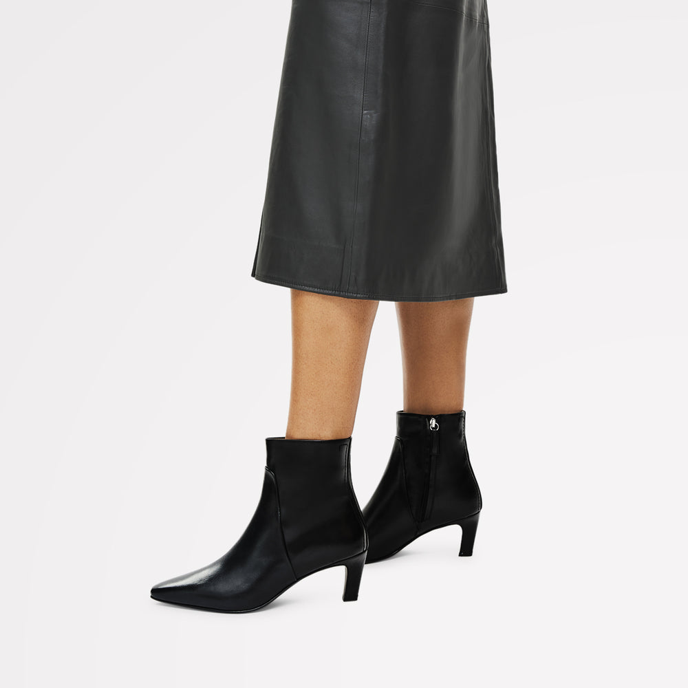 Montpellier Parade Clean Curve Heel Boot Black - 112551