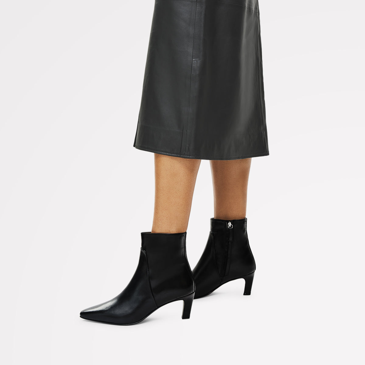 Montpellier Parade Clean Curve Heel Boot Black - 112551