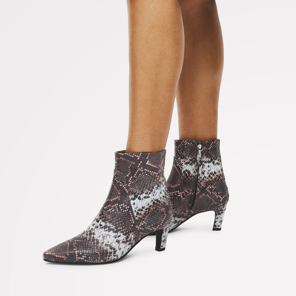 Montpellier Parade Clean Curve Heel Boot Carmine - 112552