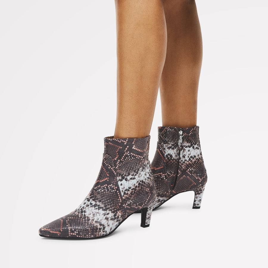 Montpellier Parade Clean Curve Heel Boot Carmine - 112552