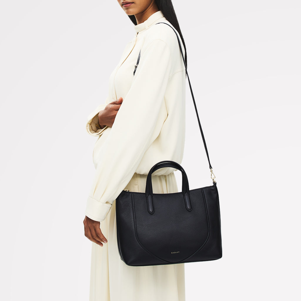 Wood Park Leather Medium Ziptop Grab Bag in Black - 112625