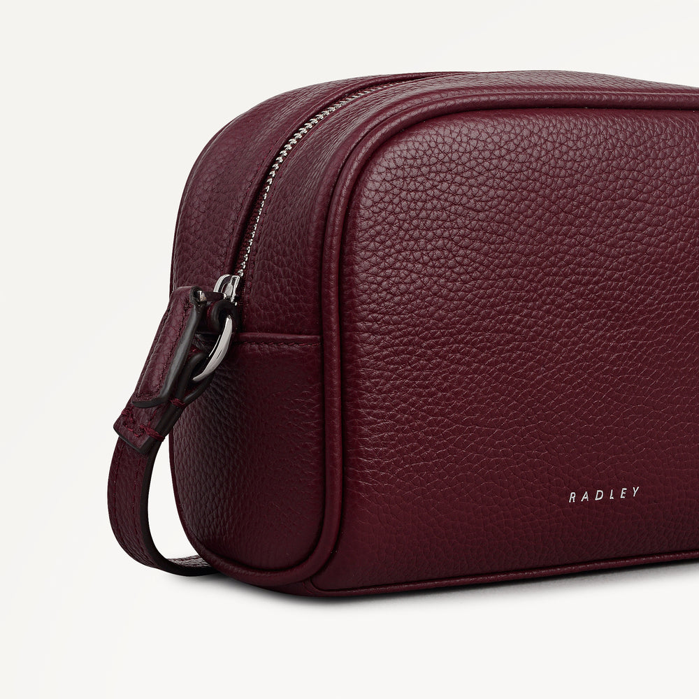 THE DAILY SMALL ZIP AROUND CROSS BODY DARK CHERRY
