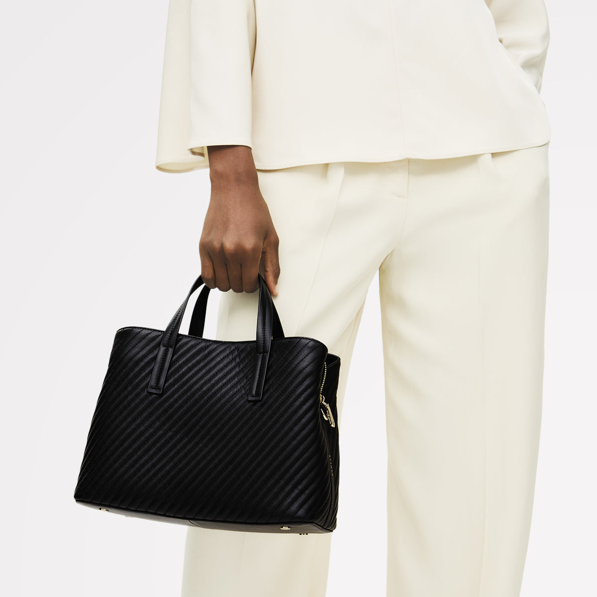 Dukes Place - Diagonal Quilt Medium Ziptop Grab Black - 113063