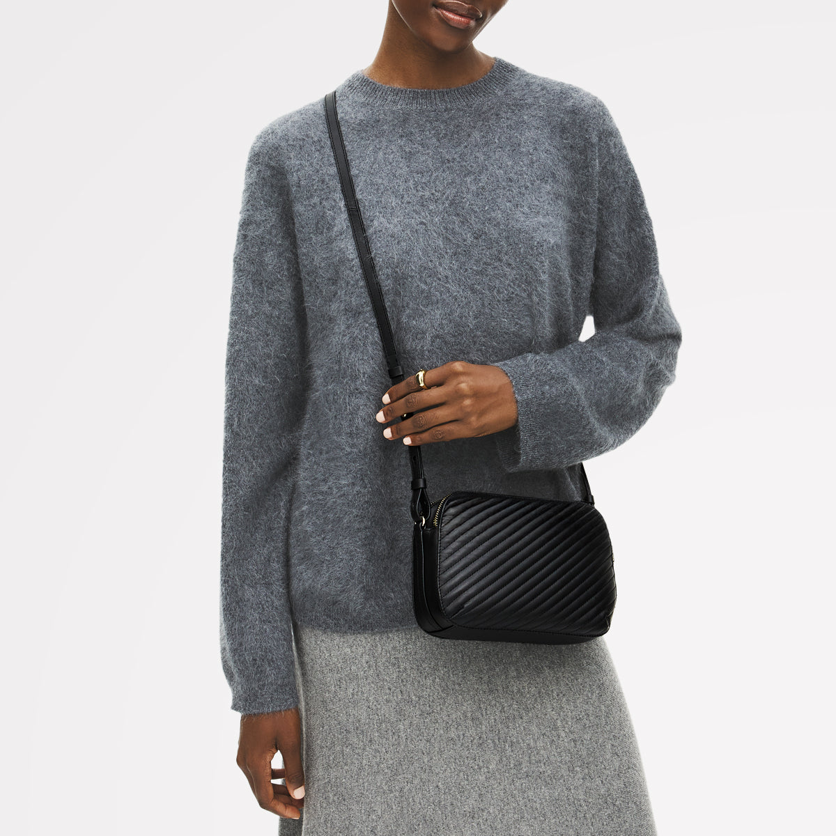 Dukes Place - Diagonal Quilt Medium Ziptop Cross Body Black - 113061