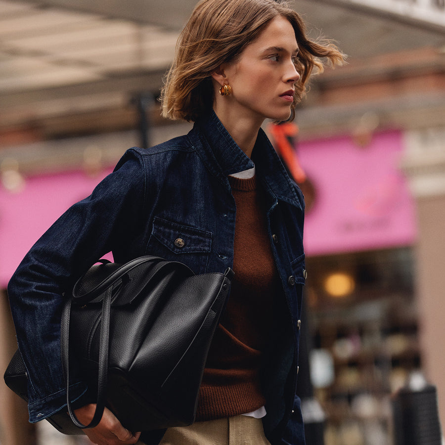 The Chancery Leather Large Flapover Shoulder Bag in Black - 112163