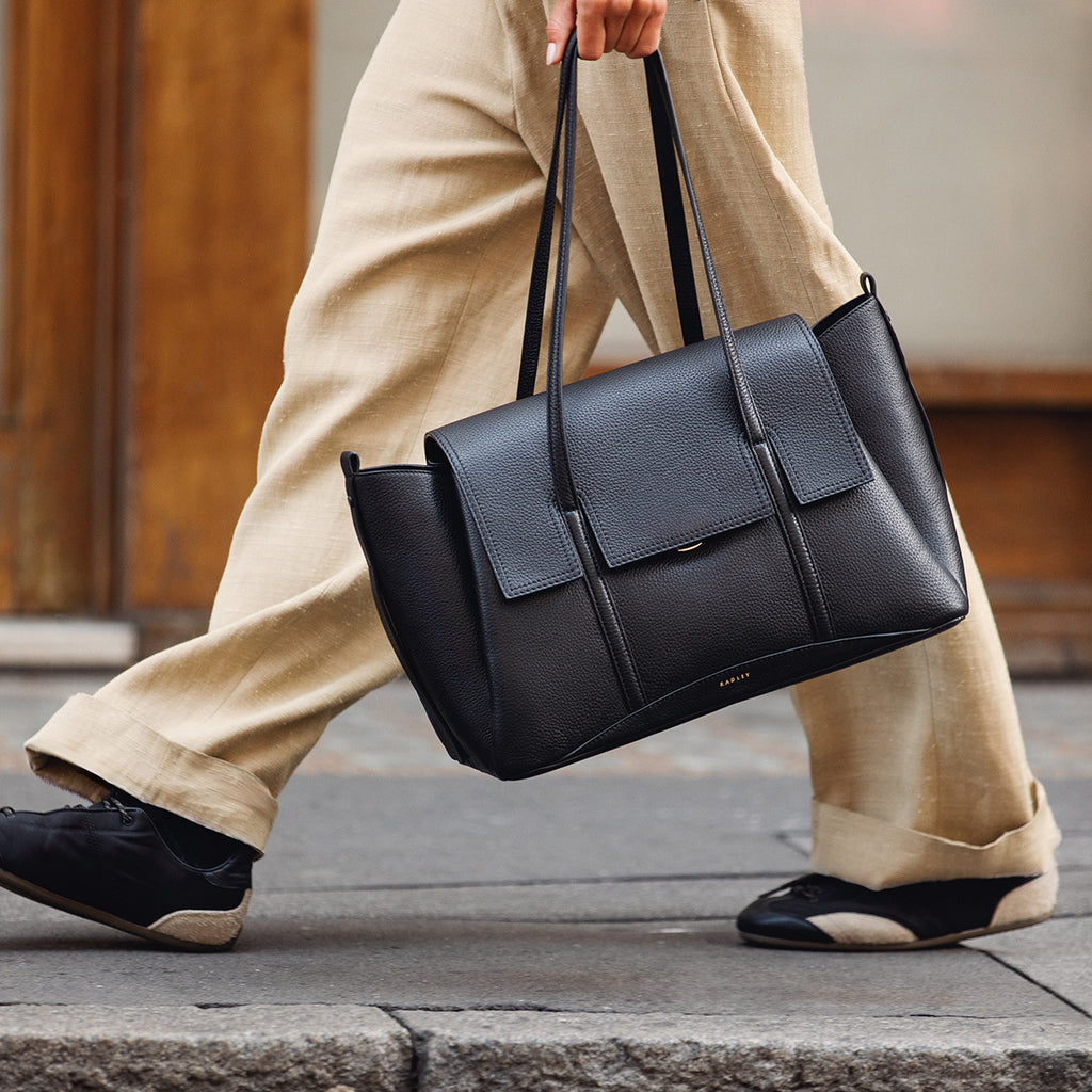 The Chancery Leather Large Flapover Shoulder Bag in Black - H2165001