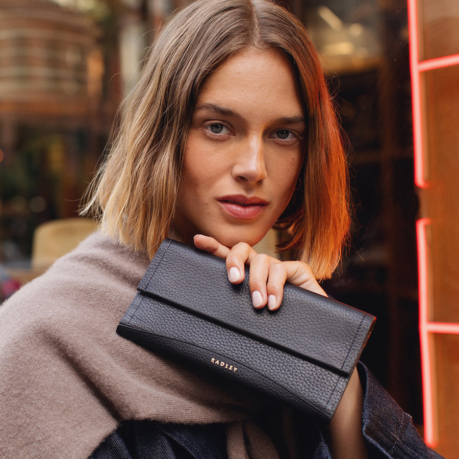 The Chancery Leather Large Flapover Wallet in Black - S1939001