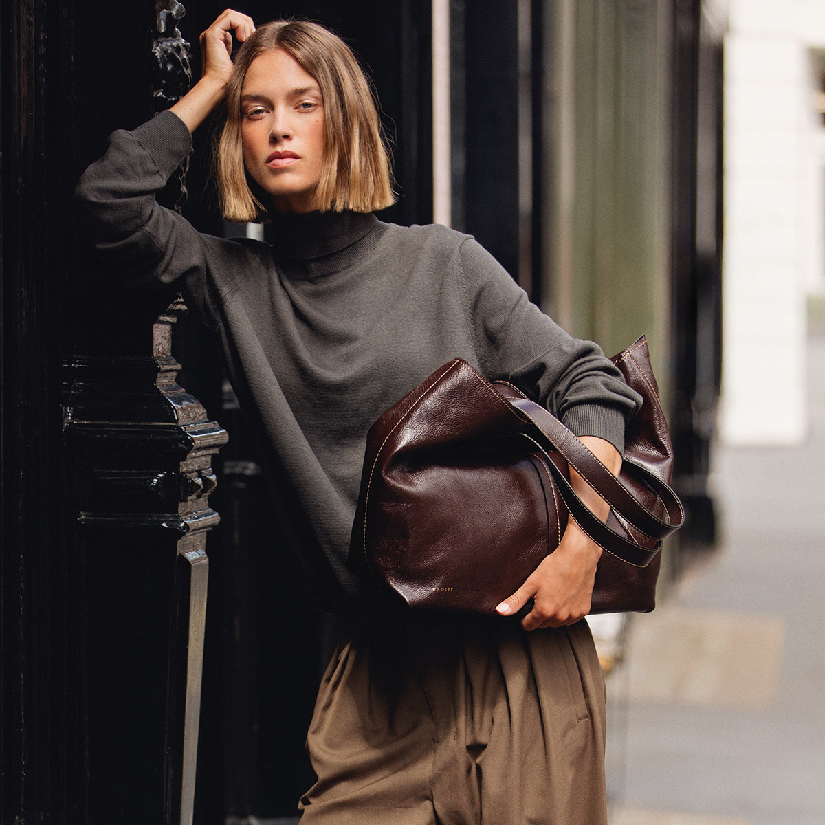 Broadway Market Leather Large Open Top Tote Bag in Dark Oak - 112280