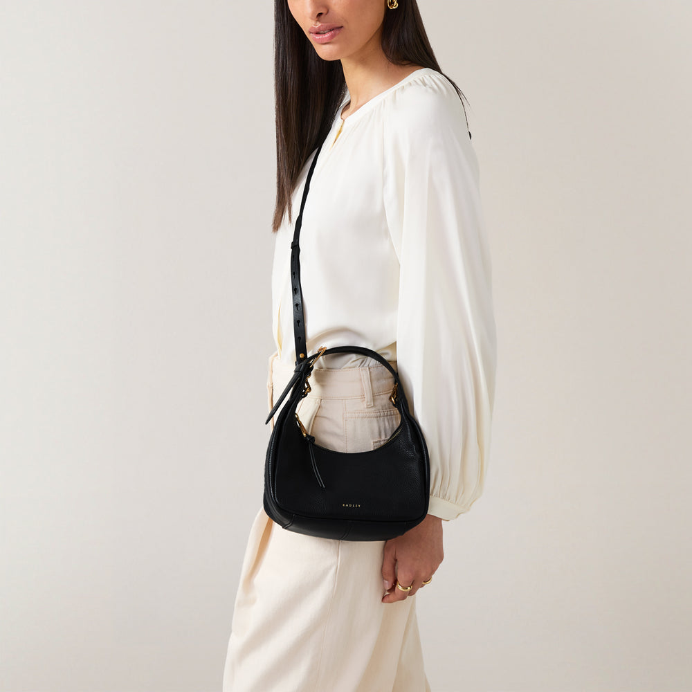 Earl Street Leather Small Ziptop Grab Bag in Black - H1996001