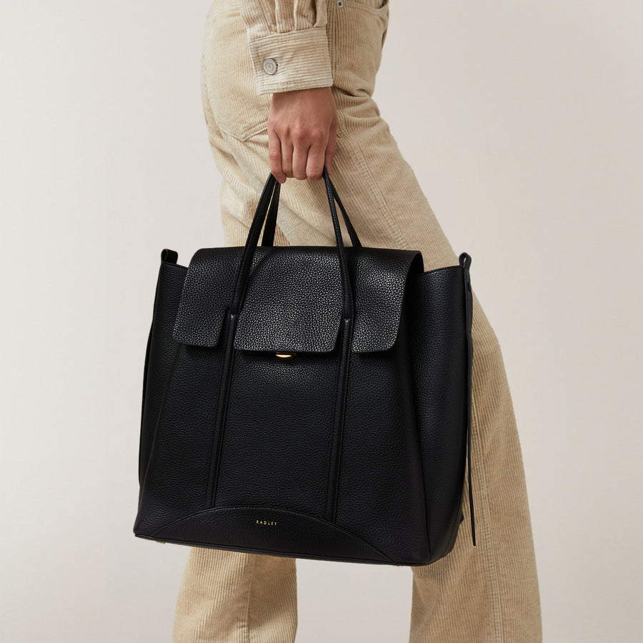 The Chancery Leather Medium Flapover Backpack in Black - H2089001