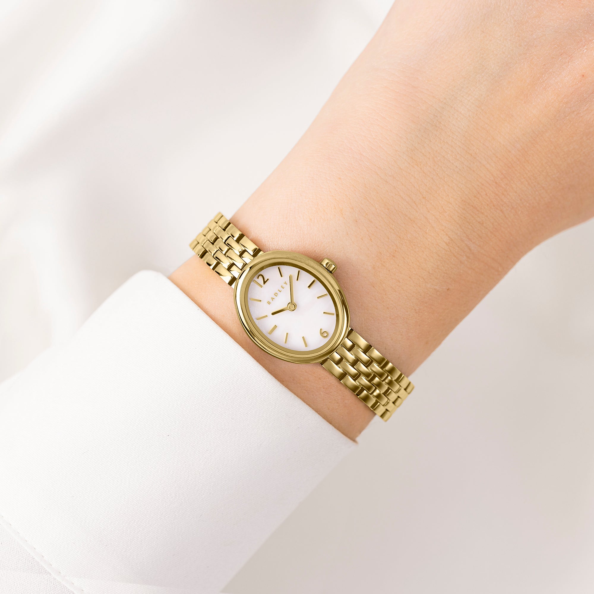 The Evie Oval Bracelet Watch Gold - Ry4690