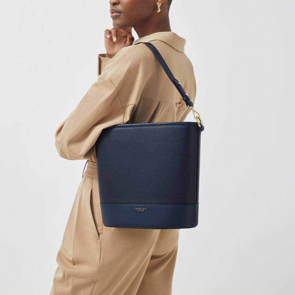 Montgomery Square Leather Medium Open Top Shoulder Bag in Ink - H9314401