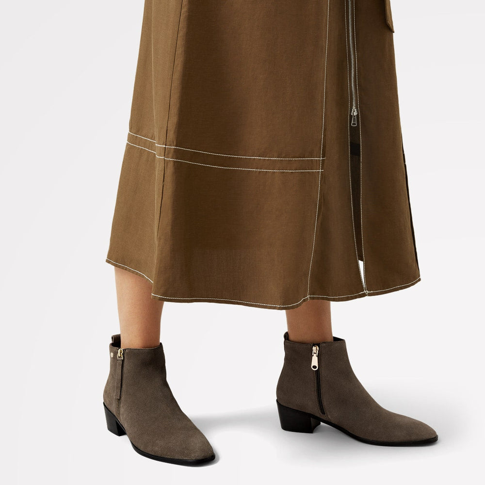 SLOANE GARDENS 2.0 CASUAL OUTSIDE ZIP BOOTIE KHAKI