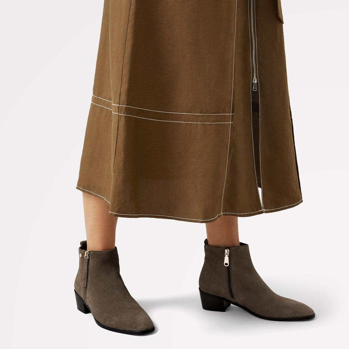 SLOANE GARDENS 2.0 CASUAL OUTSIDE ZIP BOOTIE KHAKI