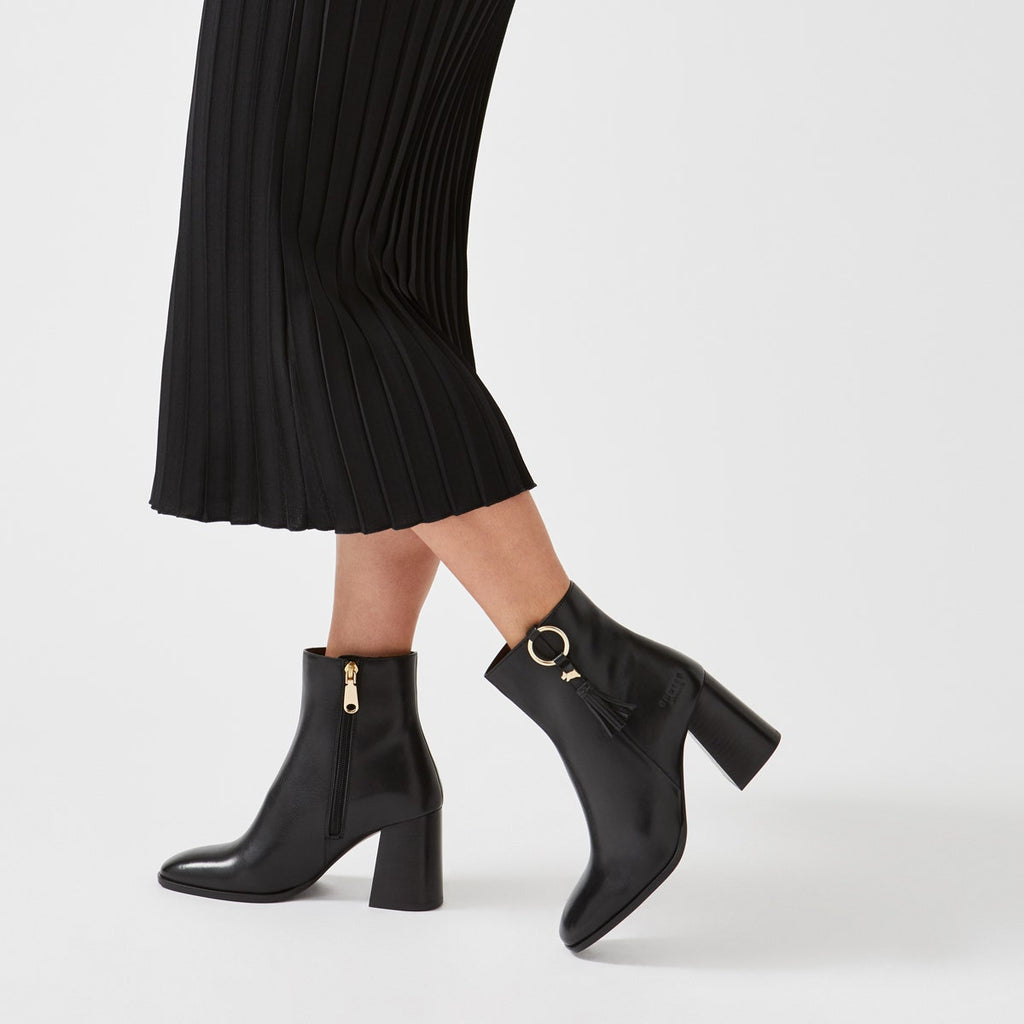Bruton Place UK 3 / EUR 36 Leather Smart Tassle Boot in Black  -  Q7154001A