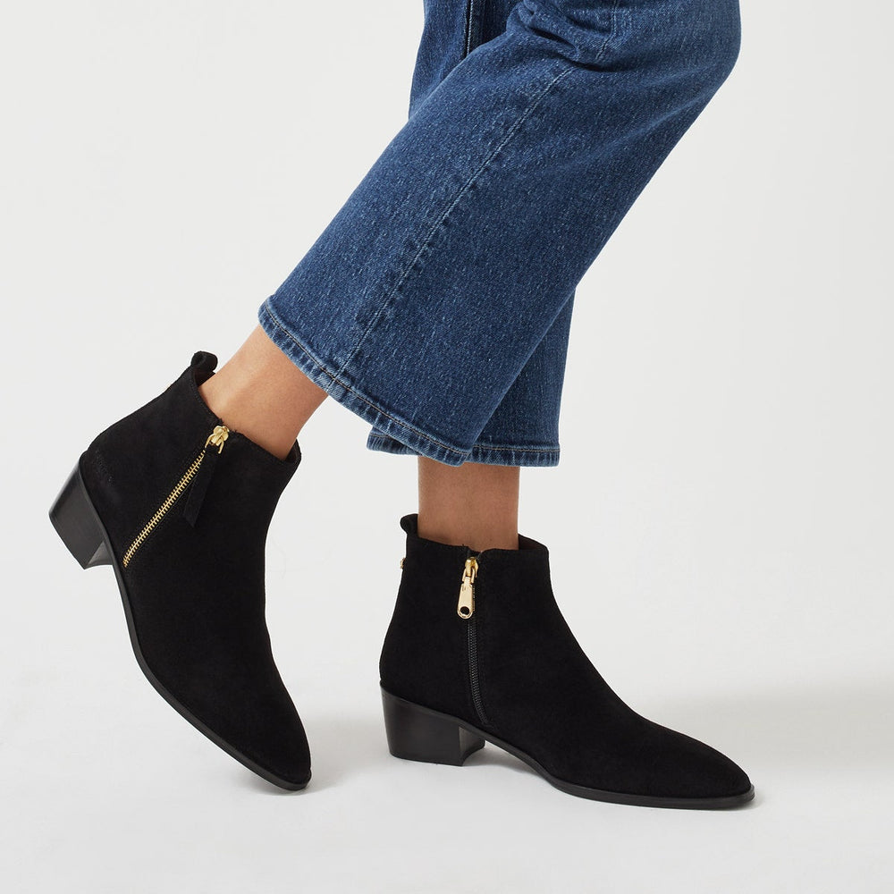 SLOANE GARDENS 2.0 CASUAL OUTSIDE ZIP BOOTIE BLACK