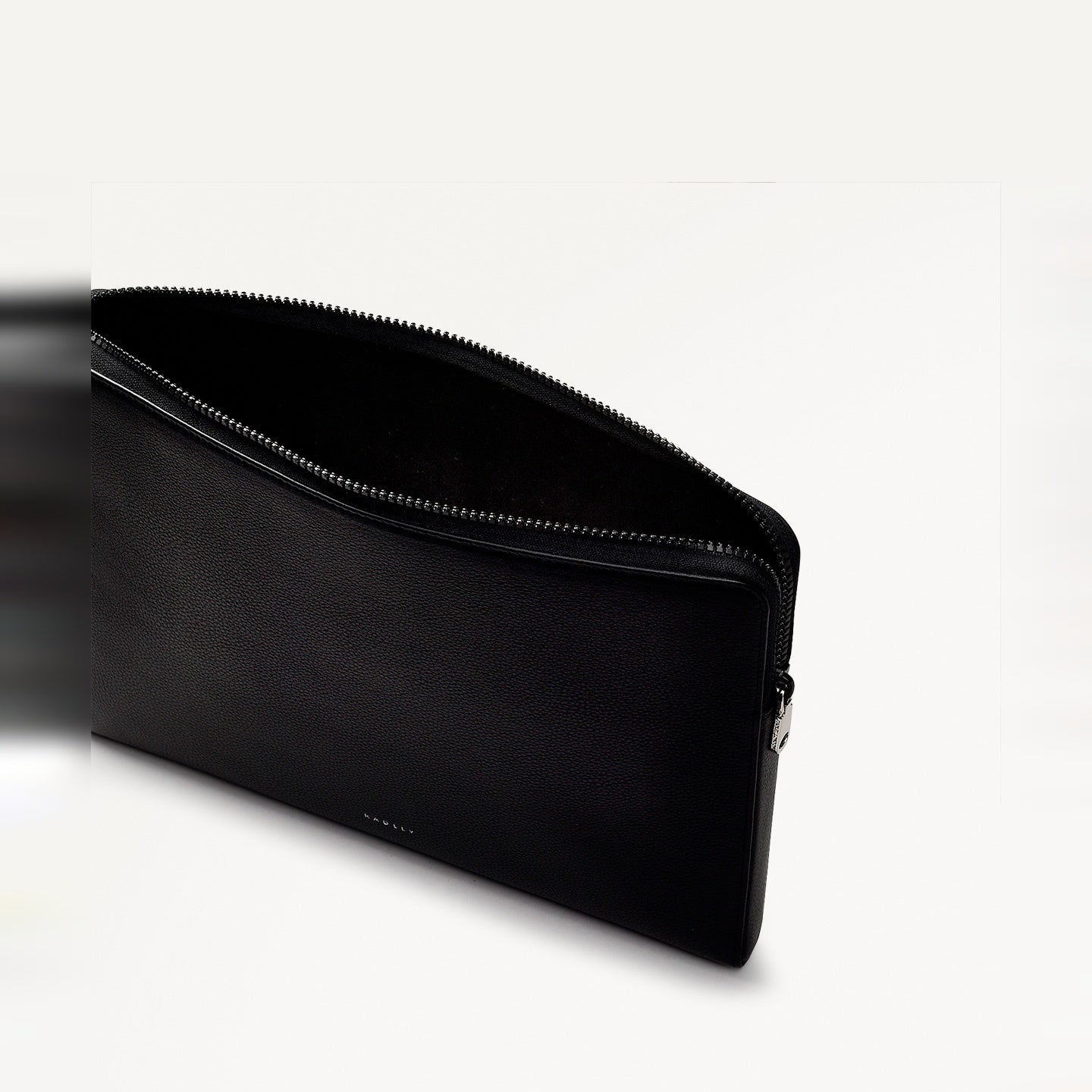 Commute Street Leather Medium Laptop Pouch in Black - S1990001