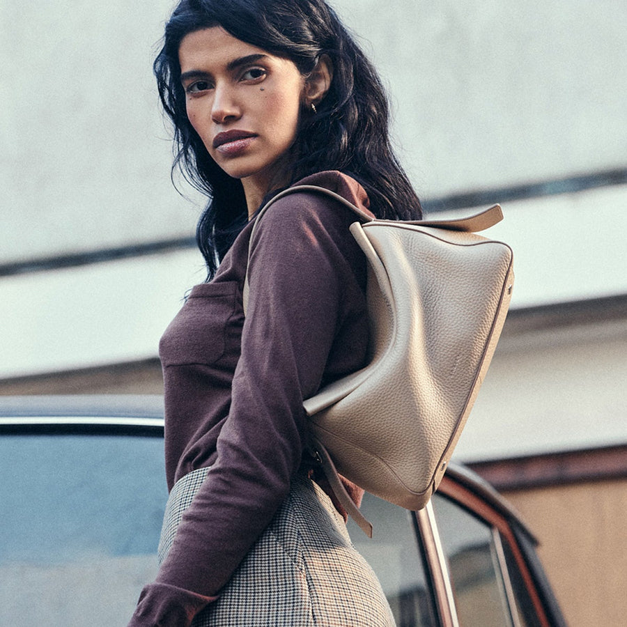 De Beauvoir Leather Medium Ziptop Grab Bag in Stone - 110680