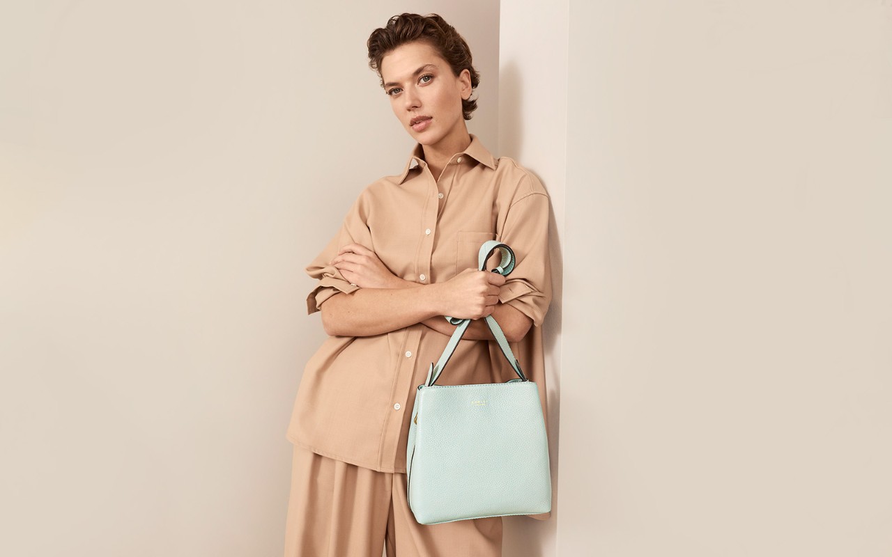 New season handbags shop