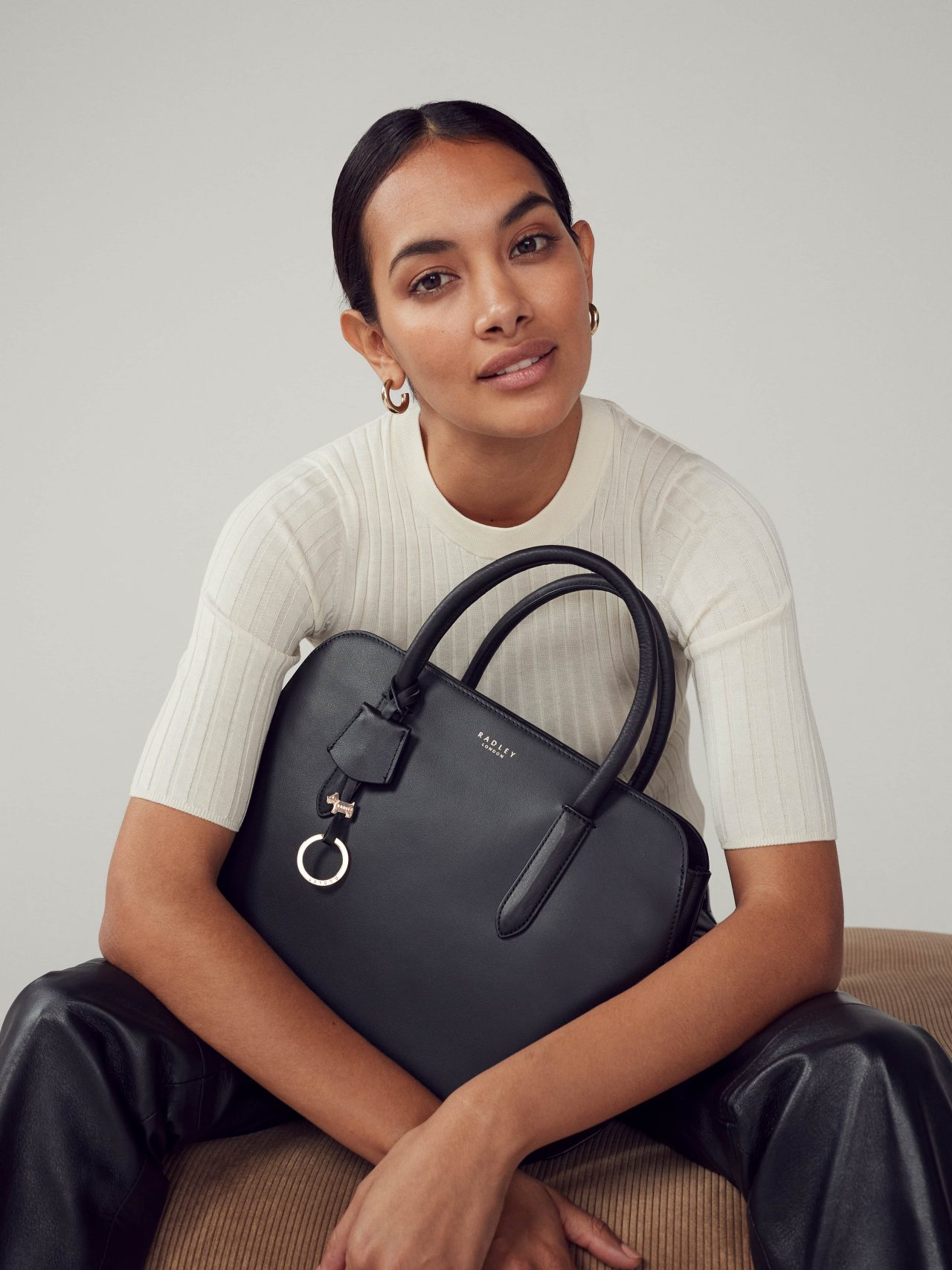 Model with Liverpool Street 2.0 leather handbag